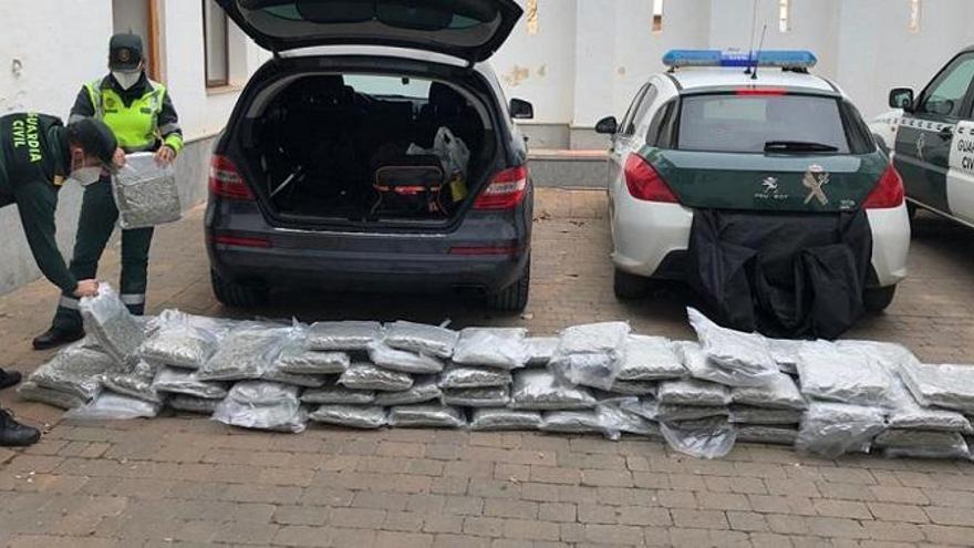 Detenido con 100 kilos de marihuana mientras circulaba por la autovía A-23 en Formiche