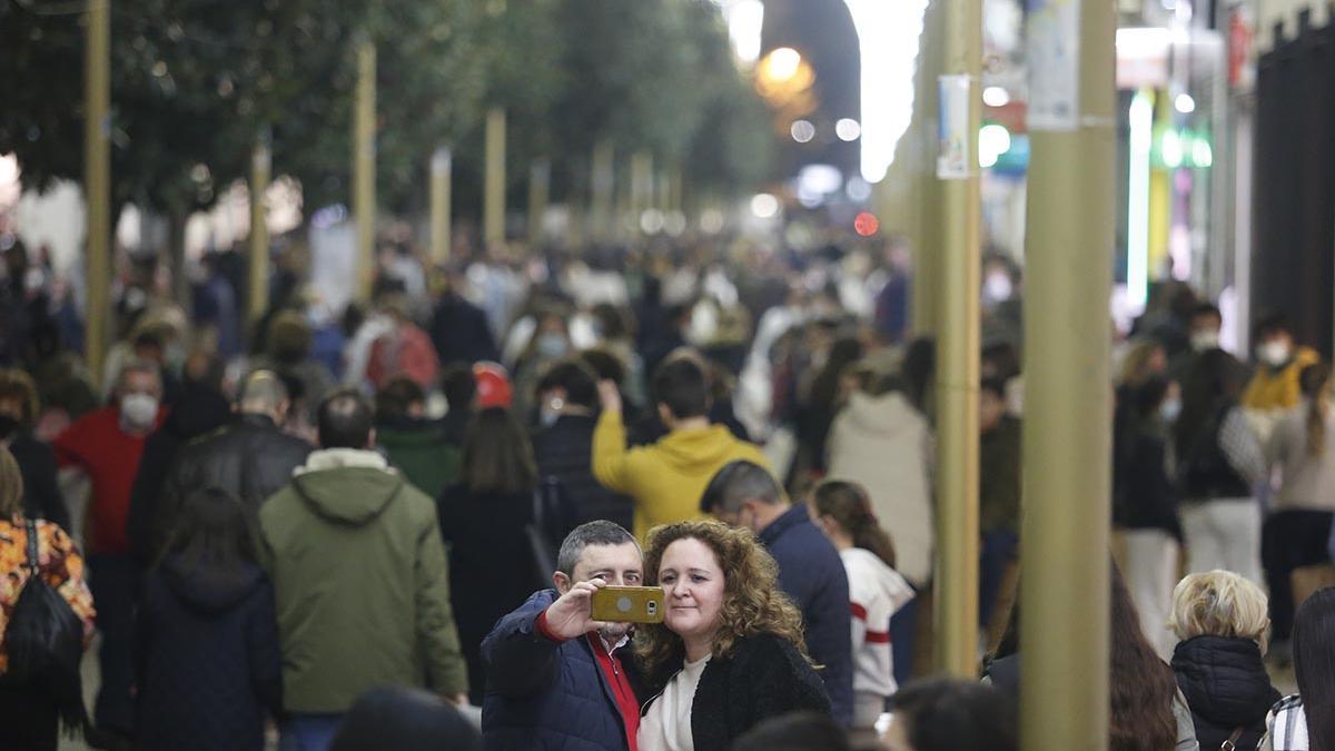 El buen tiempo llena las calles del casco y del centro