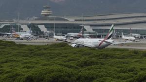 Aviones en la pista de despegue 25L , la que se pretende ampliar por la zona de la Ricarda, área protegida del Parc Natural del Delta del Llobregat , vistos desde el mirador de l’Illa