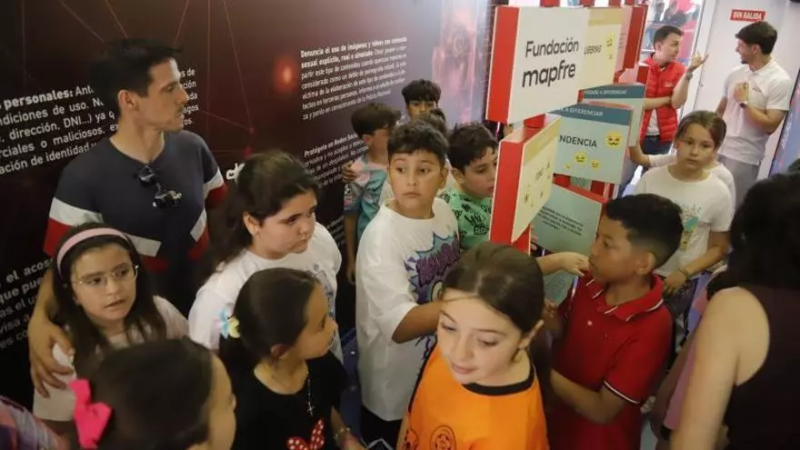 'Sexting', 'booming', Bizum y videojuegos: unos ‘containers’ para alertar a los jóvenes cordobeses de los peligros de internet