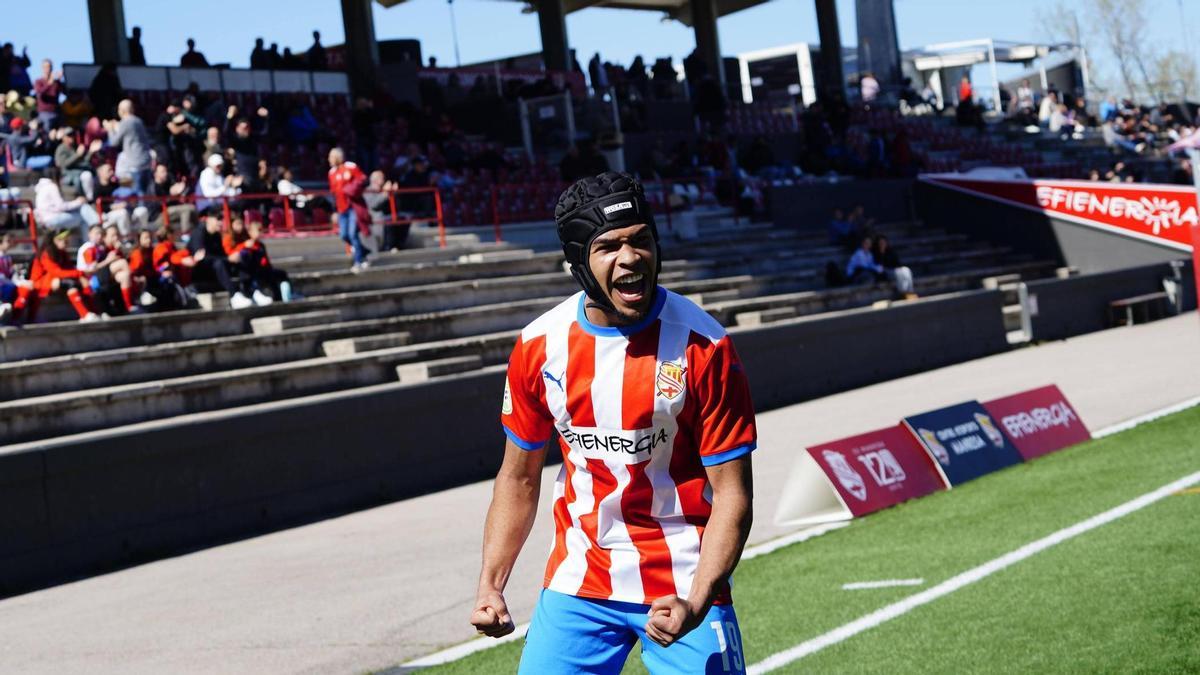 David Momoh celebra un dels gols aconseguits la temporada passada davant de l'afició