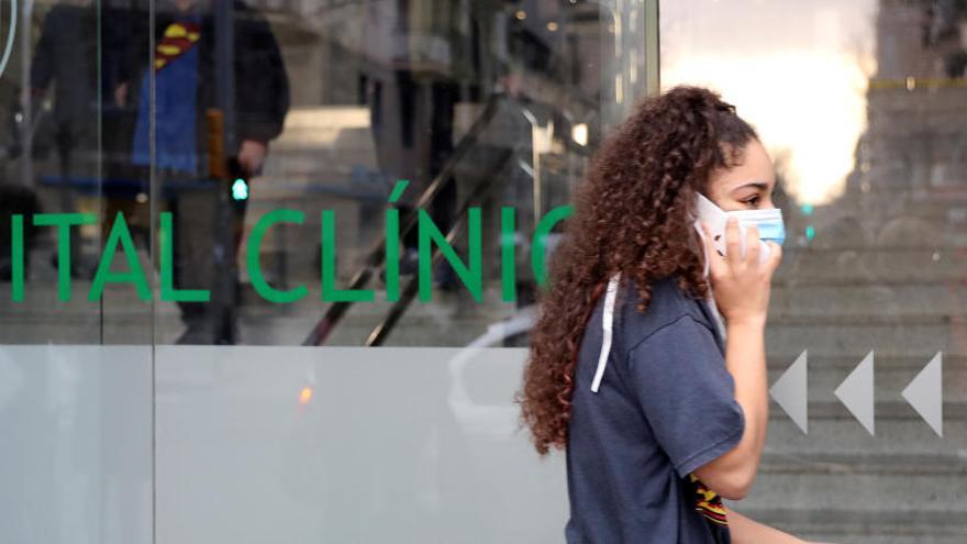 Una dona es protegeix amb mascareta a les portes de l&#039;Hospital Clínic de Barcelona