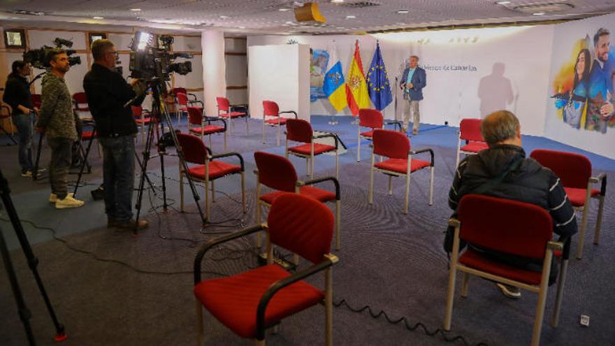 La portavoz del grupo de Nueva Canarias en el Parlamento de Canarias, Luis Campos, atiende a los medios de comunicación tras la reunión que el presidente del Gobierno de Canarias, Angel Víctor Torres,