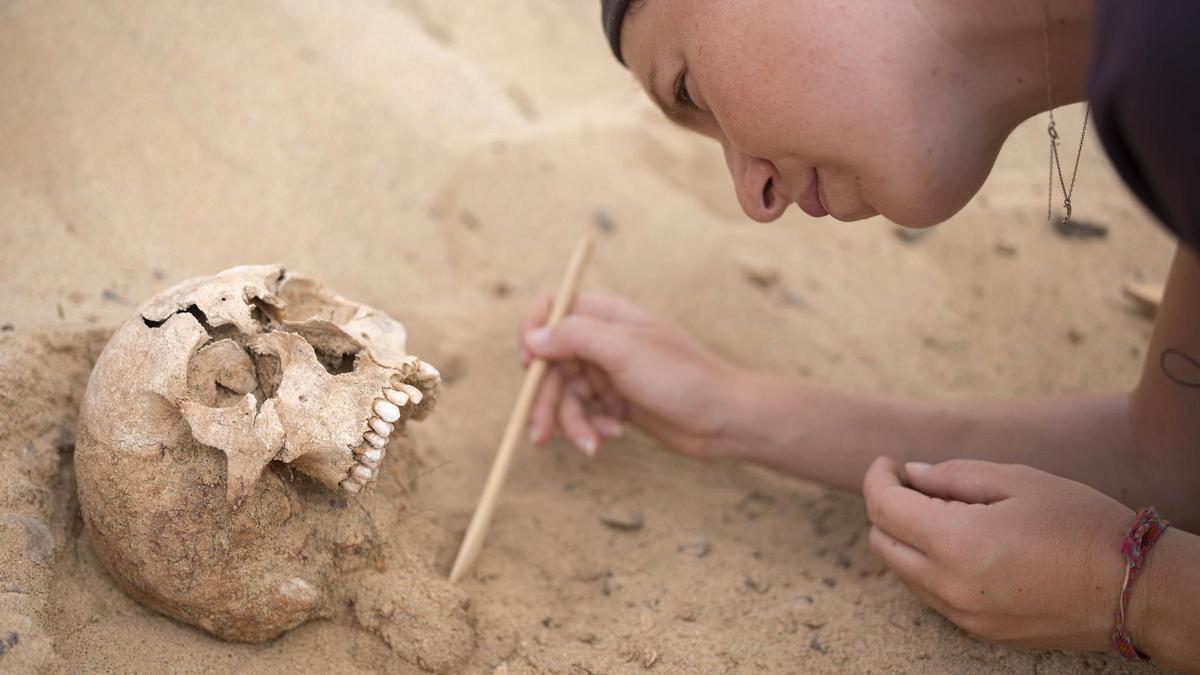 Limpieza de uno de los cadáveres hallados en Yaiza.