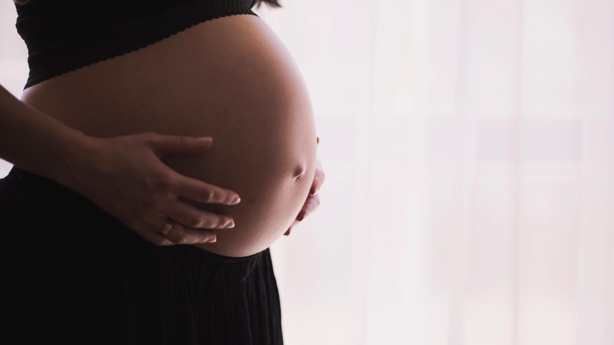 Un 80% de las madres gallegas tenían 30 o más años en 2021 en el momento de dar a luz