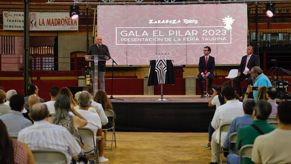Carlos Zúñiga presenta la feria del Pilar en el ruedo del coso zaragozano.