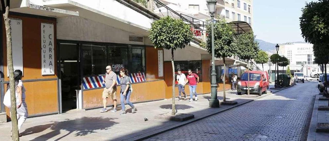 Fachada del único negocio que sigue abierto en Carral en un local propiedad del Concello. // Ricardo Grobas