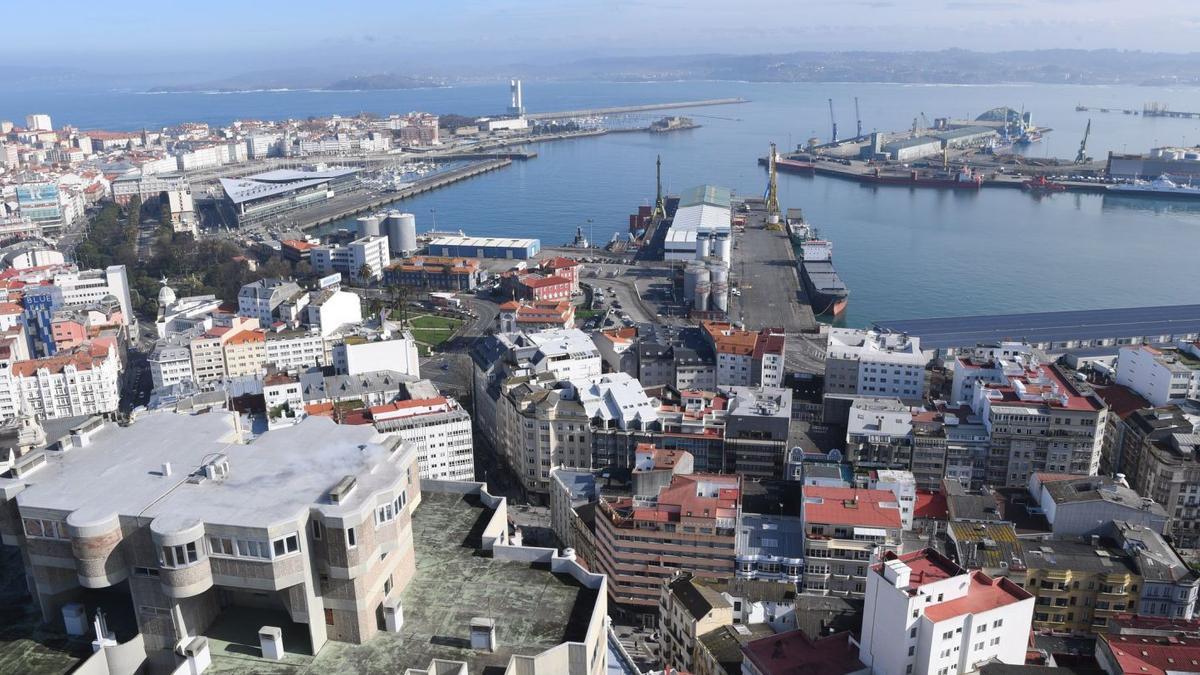 Vista general de la ciudad y de los muelles interiores, antes del derribo de algunas instalaciones portuarias. |
