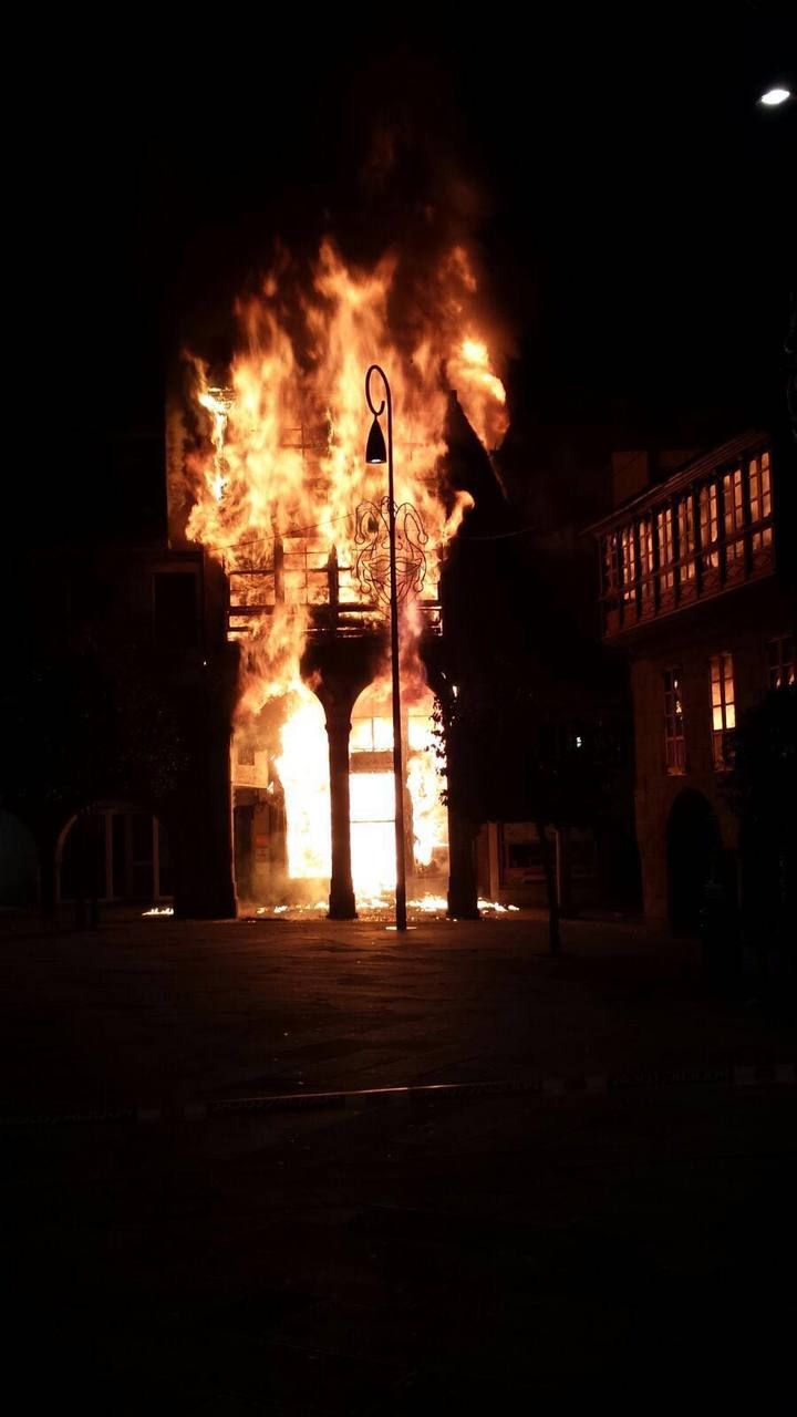 El fuego arrasa un inmueble en Pontevedra