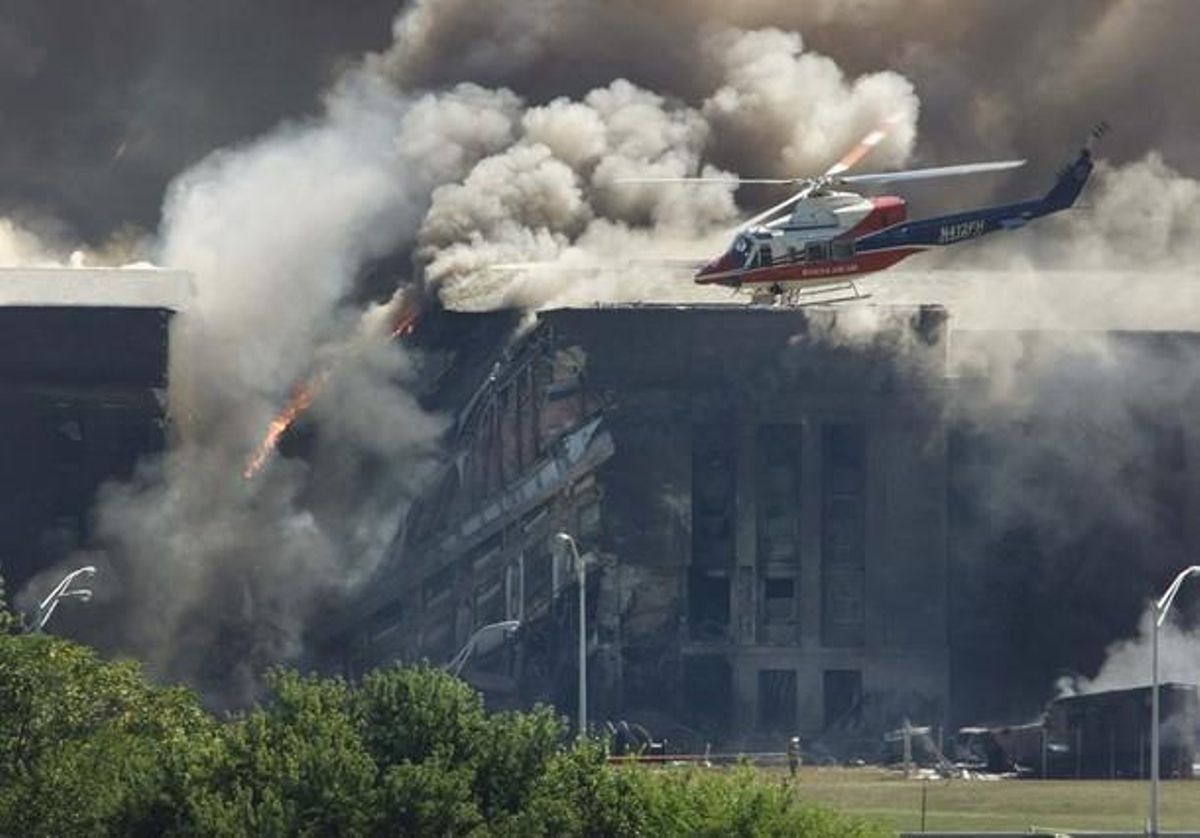 11 de setembre del 2001. El Pentàgon, en flames després que un avió s’estavellés contra l’edifici. A la imatge, un helicòpter de salvament intenta avaluar els danys.