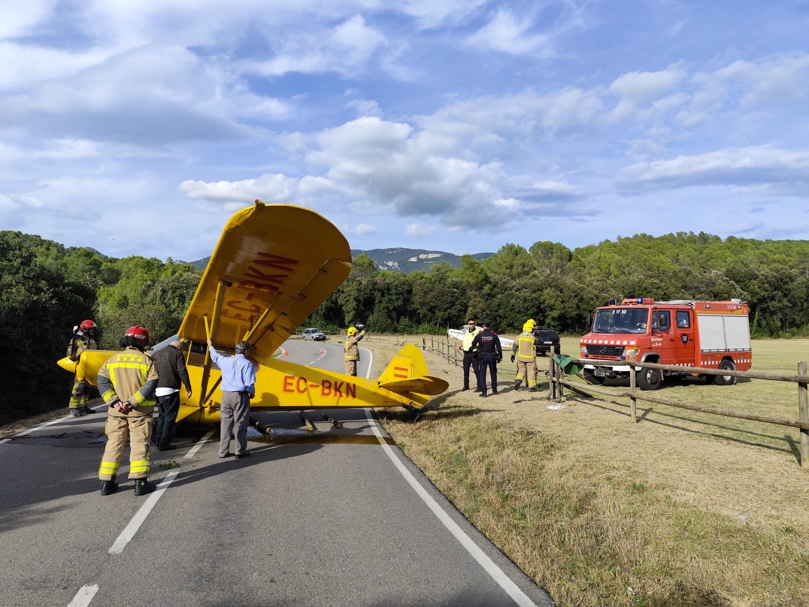 Dues avionetes acaben a la carretera en un intent fallit d’aterratge a Beuda
