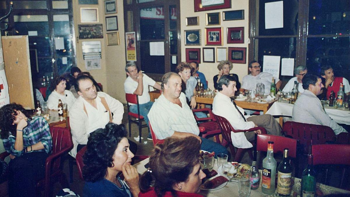  Los clientes escuchan una de las charlas que se daban en el bar. 