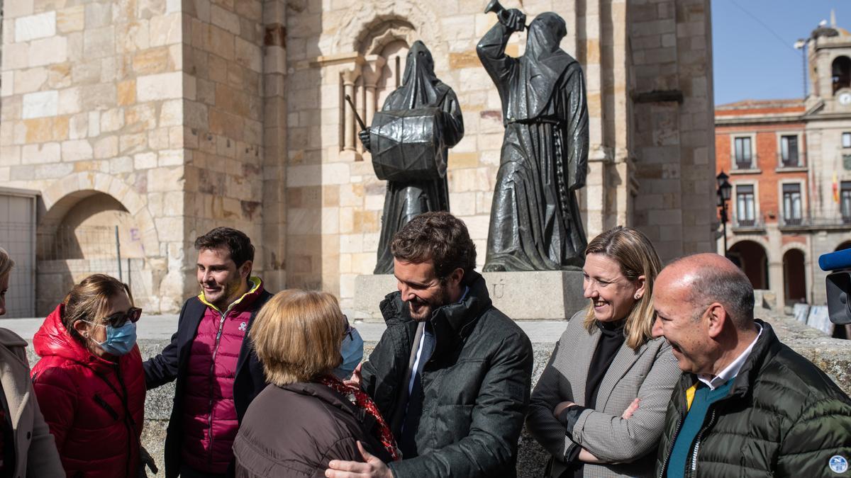 Pablo Casado saluda a una zamorana en la Plaza Mayor.