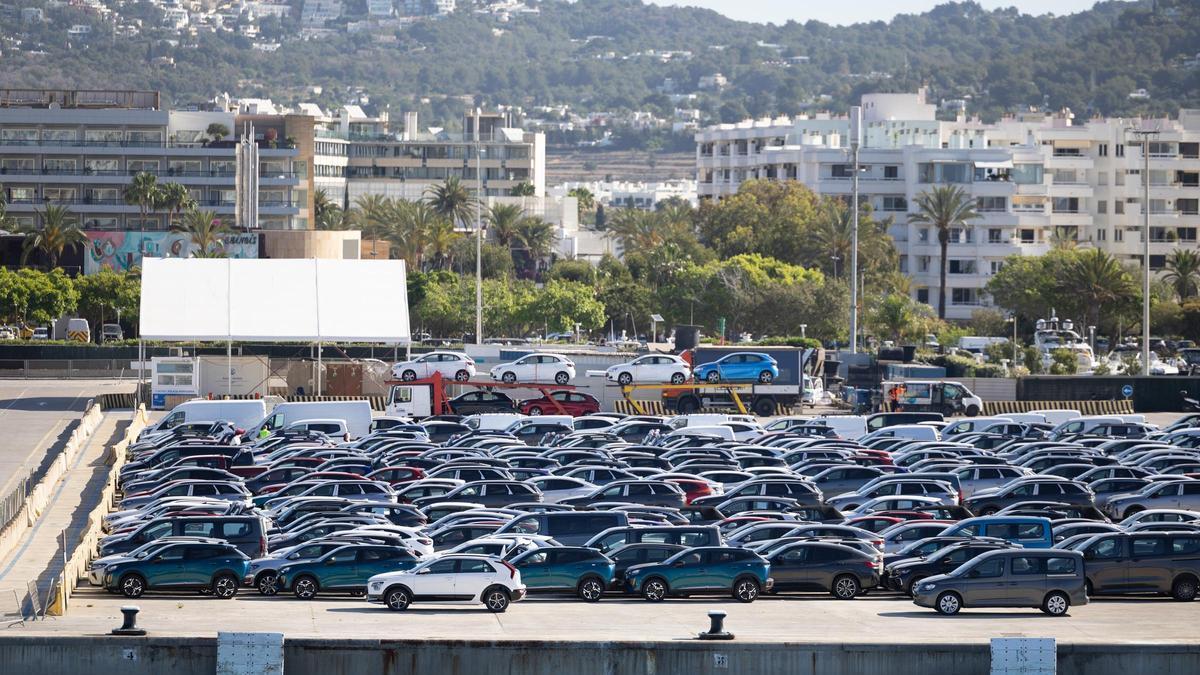 Flota de coches de alquiler en el muelle comercial de Ibiza.