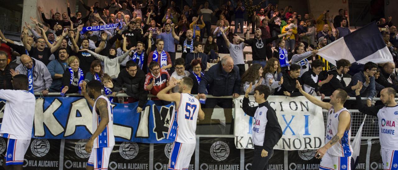 Los jugadores del HLA Alicante celebran con la afición del Ferrándiz la victoria sobre el Melilla el 24 de enero.