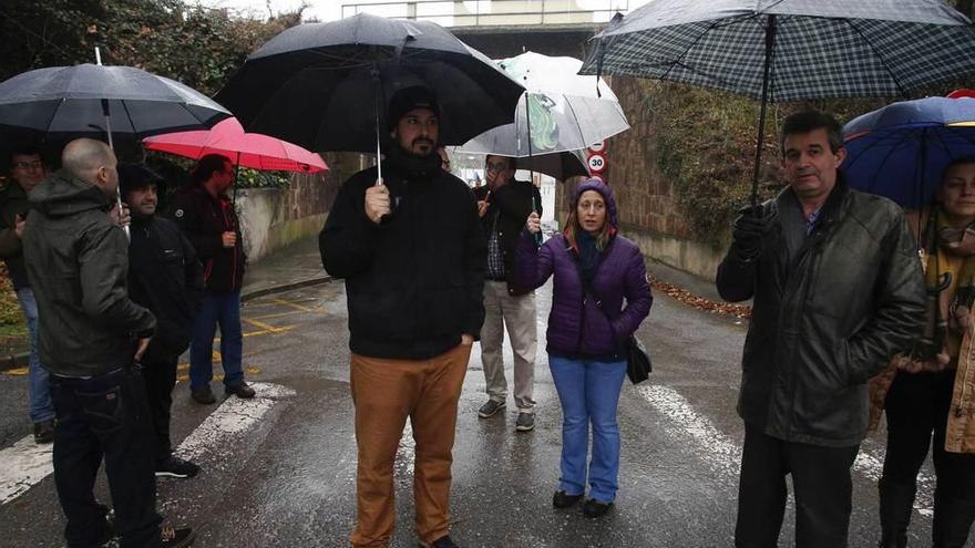 Los trabajadores de Saint-Gobain Cristalería concentrados ayer en la puerta de la fábrica.