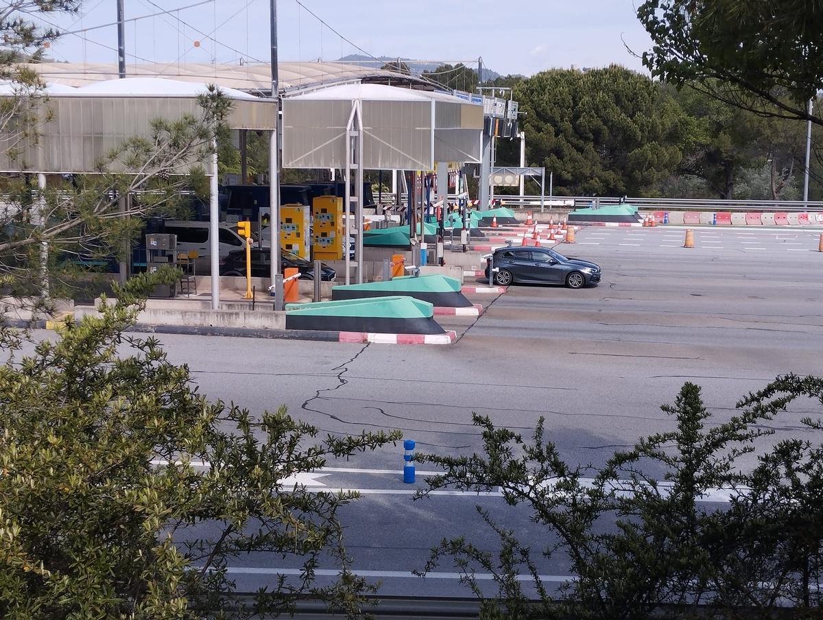 Un vehicle sortint del peatge troncal de l'autopista Terrassa-Manresa en sentit nord