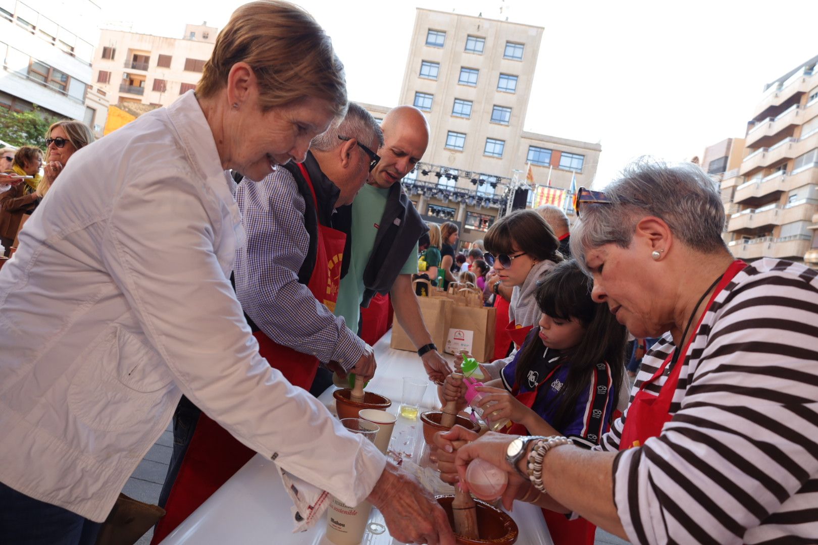 FOTOGALERÍA I Las imágenes de la Nit de la Xulla y del encuentro de elaboración de allioli de las fiestas de Vila-real