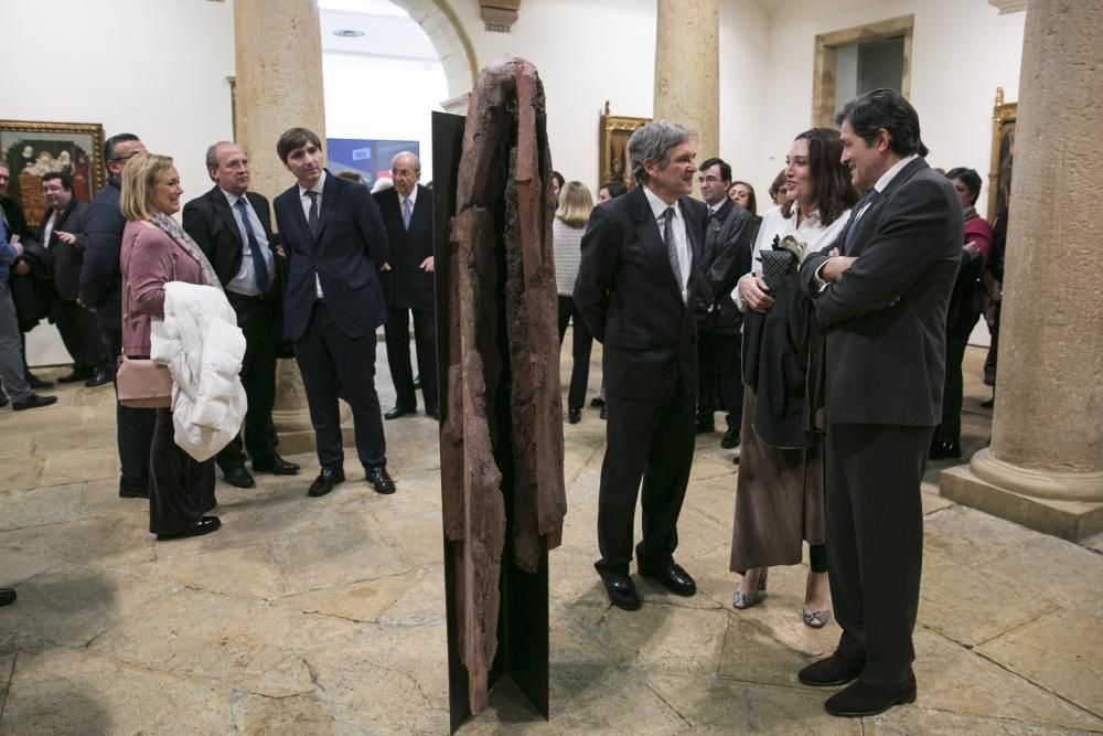 Plácido Arango acude junto a Javier Fernández a la inauguración de su exposición en el Bellas Artes