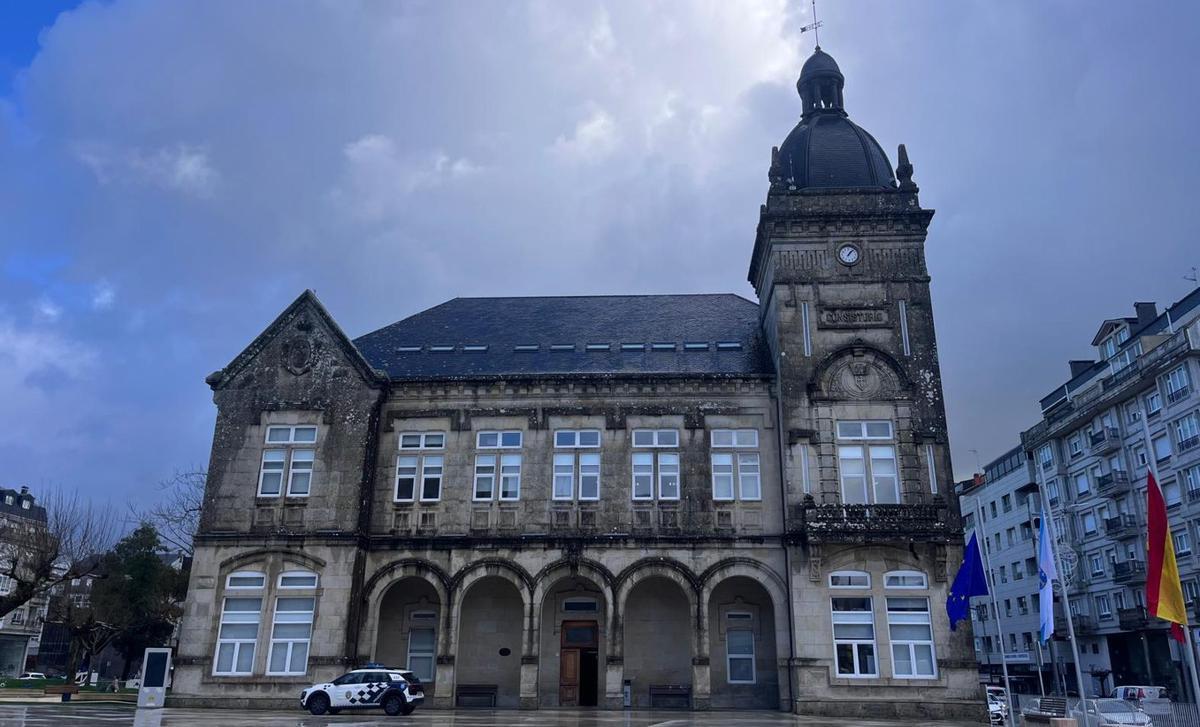 La fachada del consitorio, con signos de deterioro especialmente en la parte alta