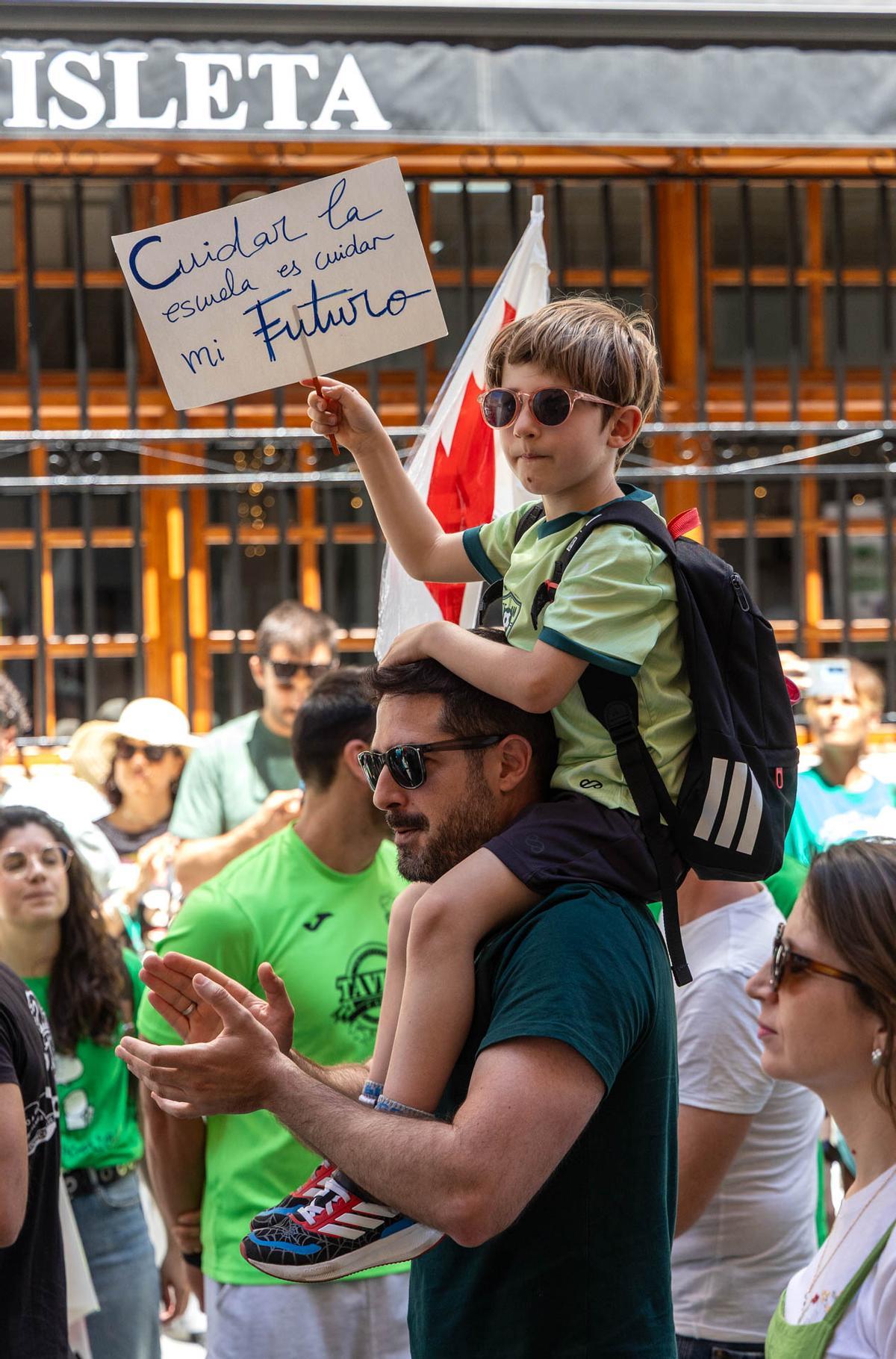 Las calles de Alicante se tiñen de verde por la manifestación de profesores el primer día de huelga de educación