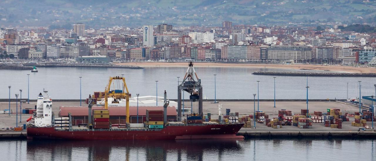 Vista del puerto de El Musel. | Juan Plaza