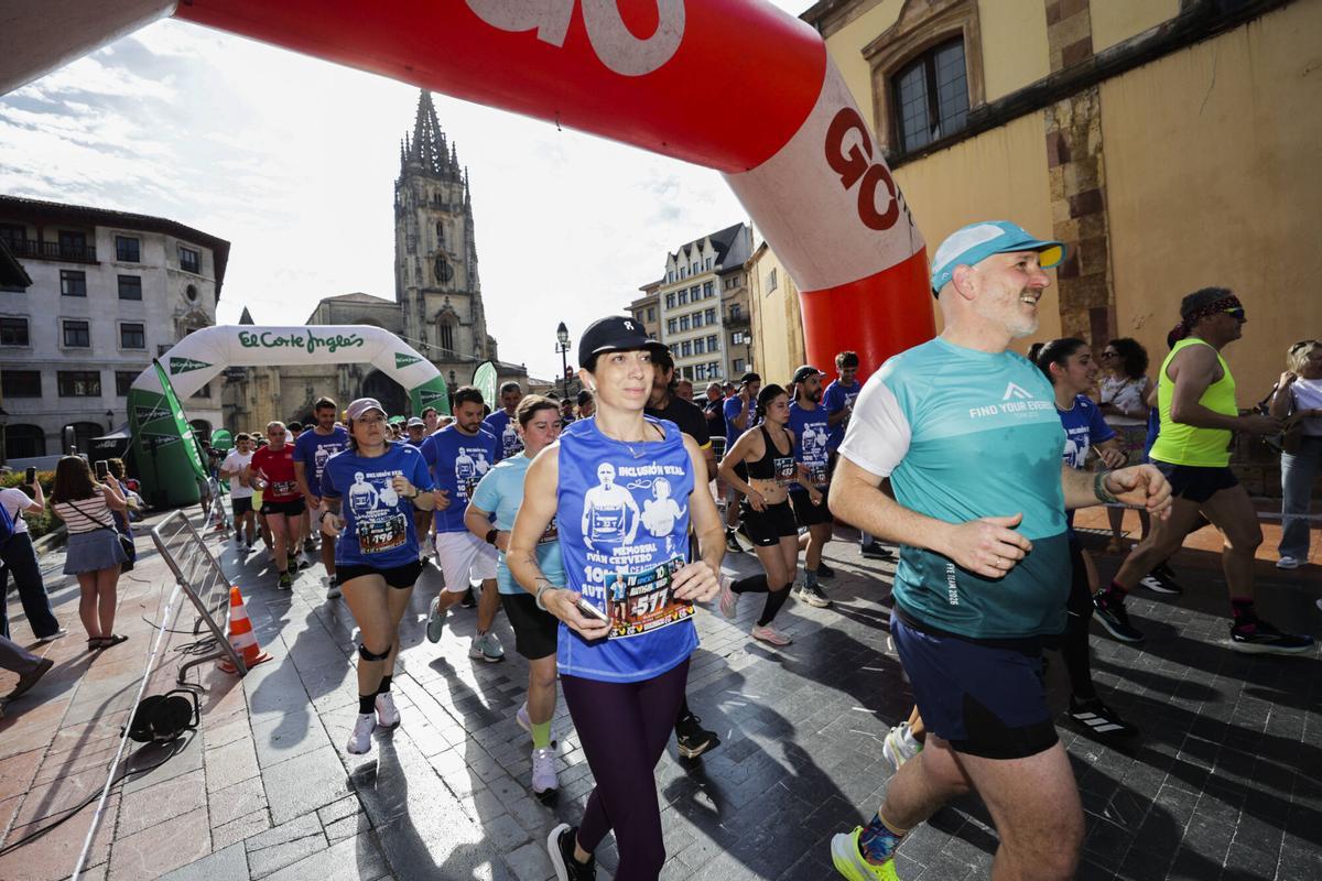 El azul tiñe el corazón de Oviedo con las camisetas de los 1.600 participantes en la carrera solidaria por el autismo El azul tiñe el corazón de Oviedo con las camisetas de los 1.600 participantes en la carrera solidaria por el autismo