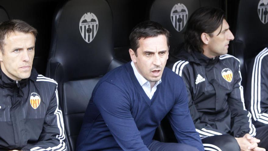 Neville, en el banquillo de Mestalla