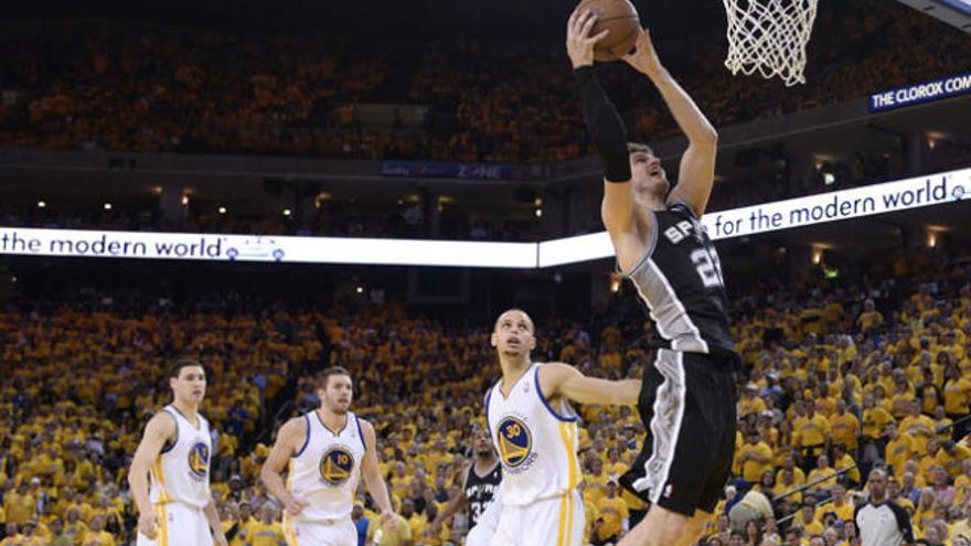 Tiago Splitter realiza un mate