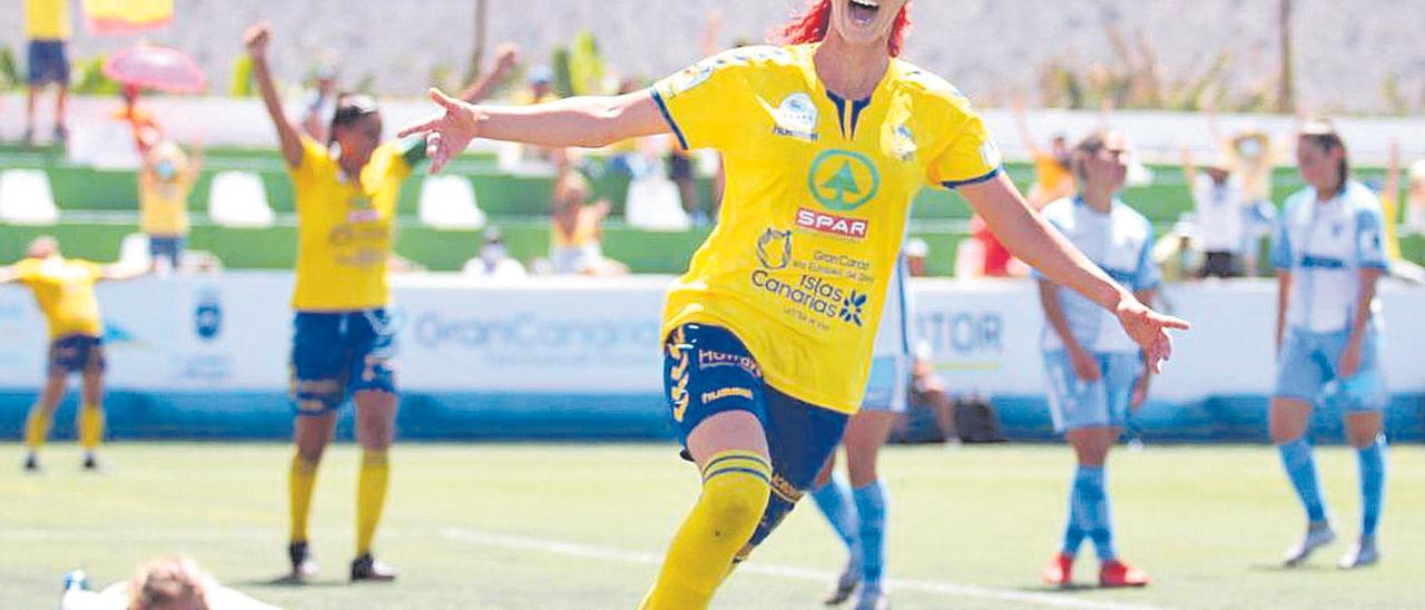 La amarilla Astrid celebra uno de los dos goles que marcó ayer al Málaga ante la impotencia de la portera visitante.