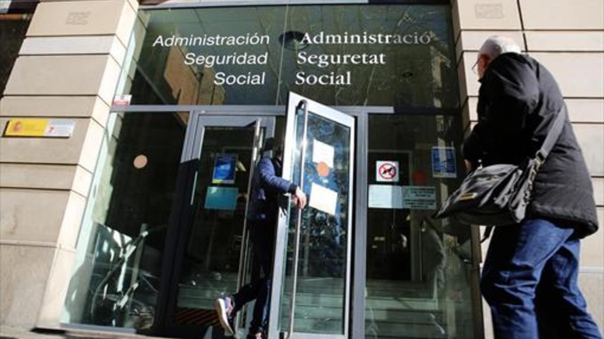 Entrada de las oficinas de la Seguridad Social, en la calle de Rocafort de Barcelona.