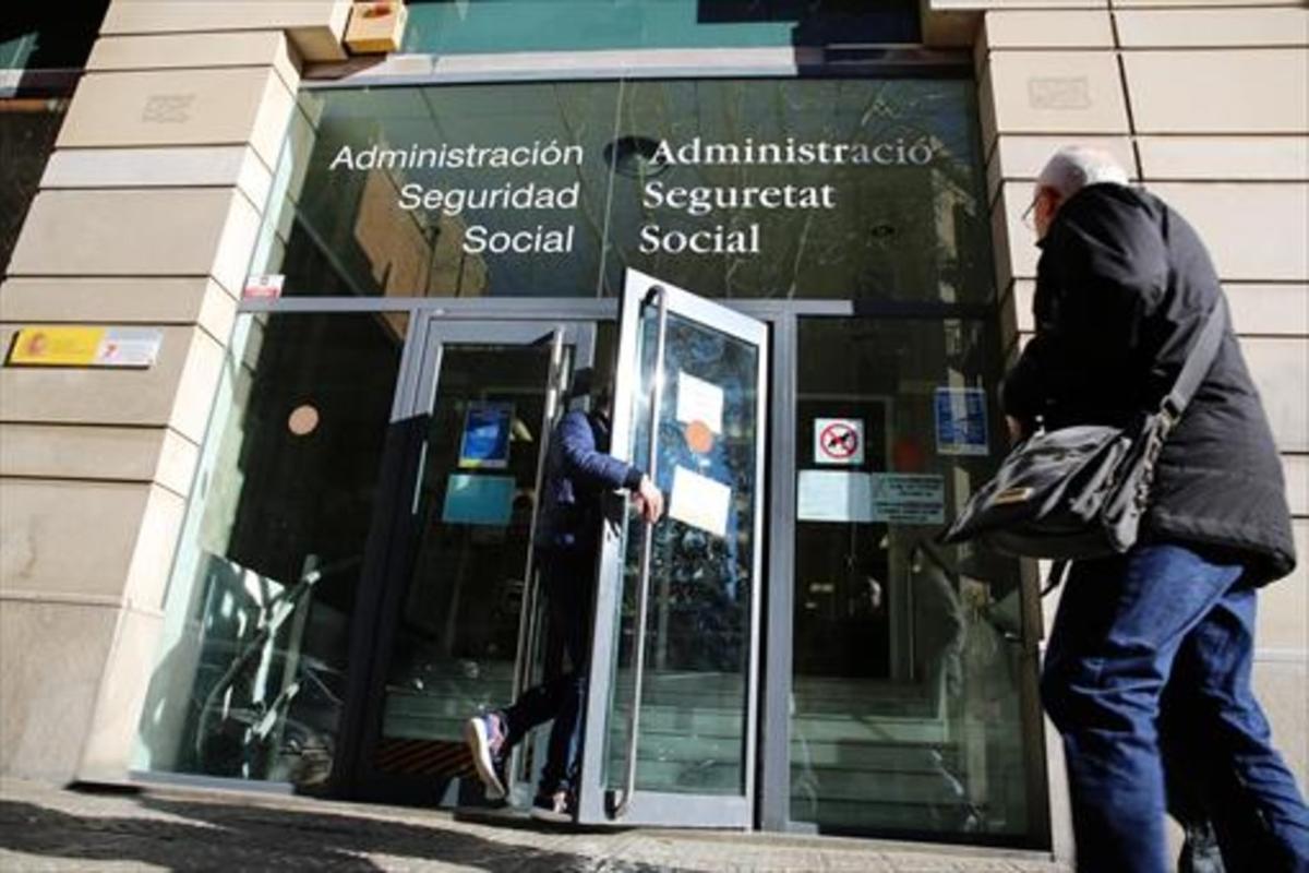 Entrada de las oficinas de la Seguridad Social, en la calle de Rocafort de Barcelona.