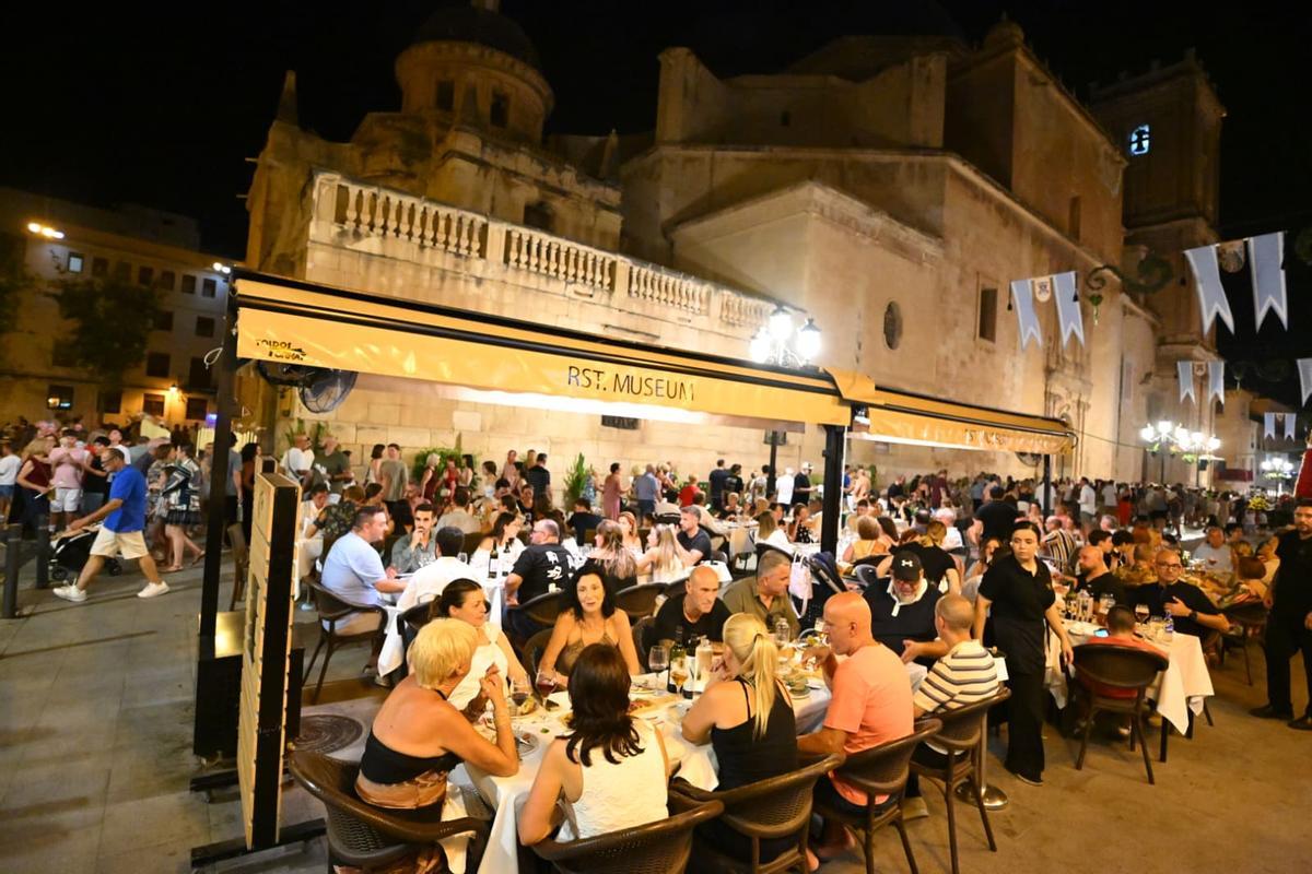 Terrazas llenas junto a Santa María en la Roà