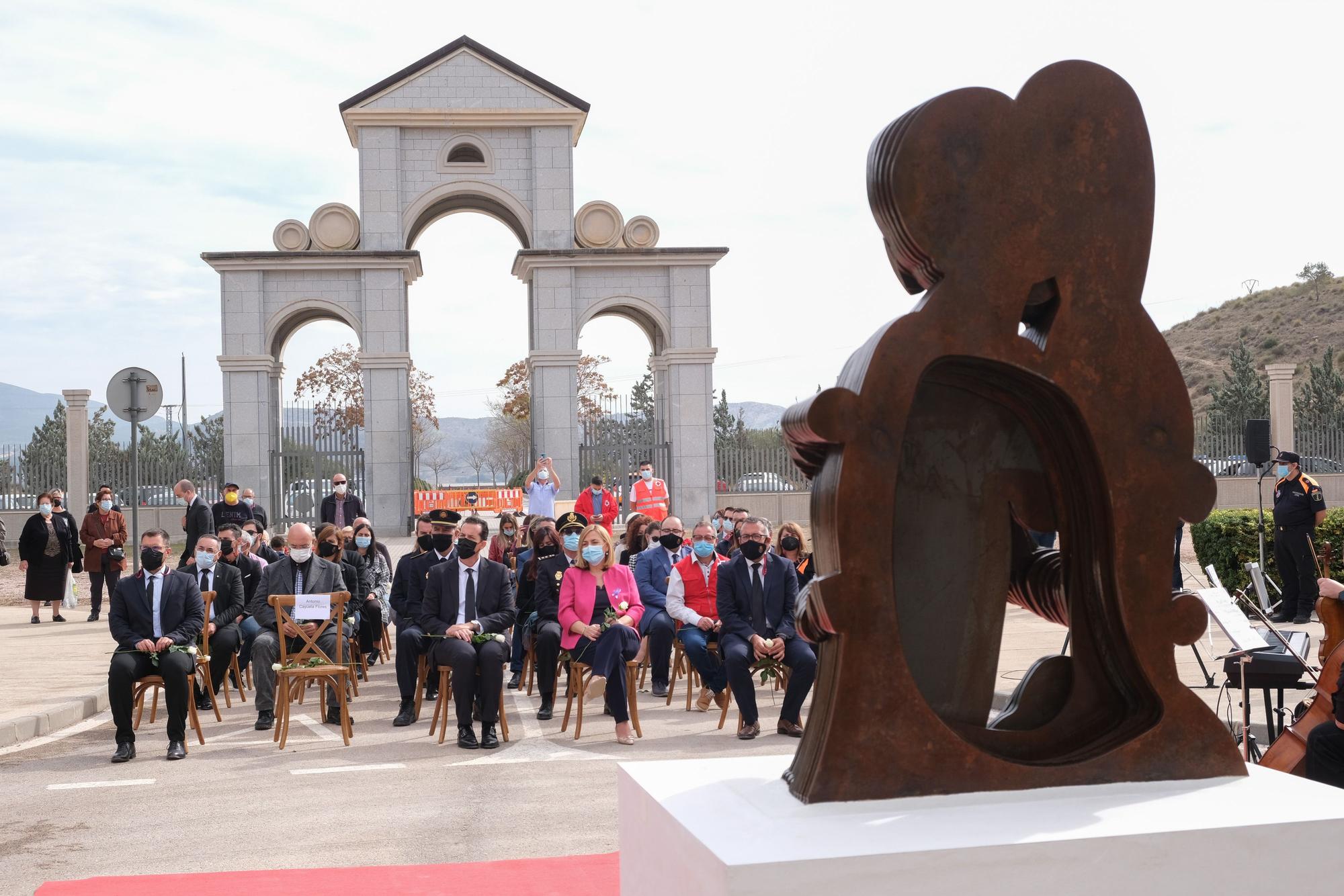 Así ha sido el homenaje a los 111 fallecidos por covid en Elda