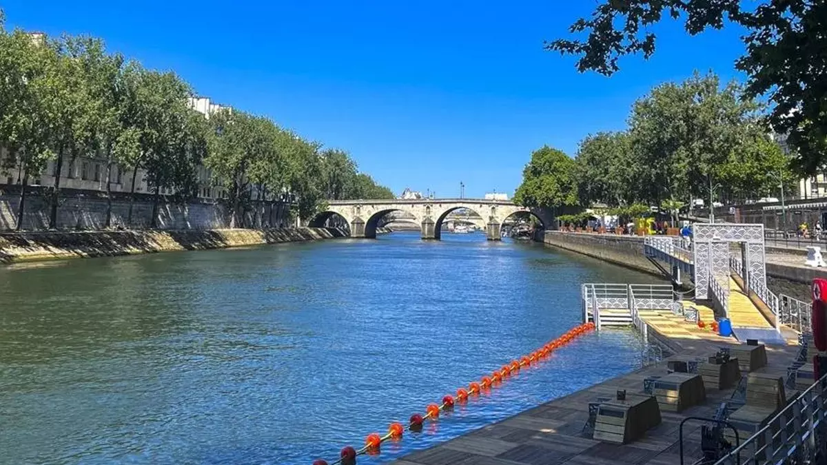París prohíbe el baño en el Sena al día siguiente de su apertura