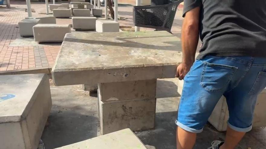 Mobiliario en mal estado en la plaza de la Constitución del barrio del Espíritu Santo