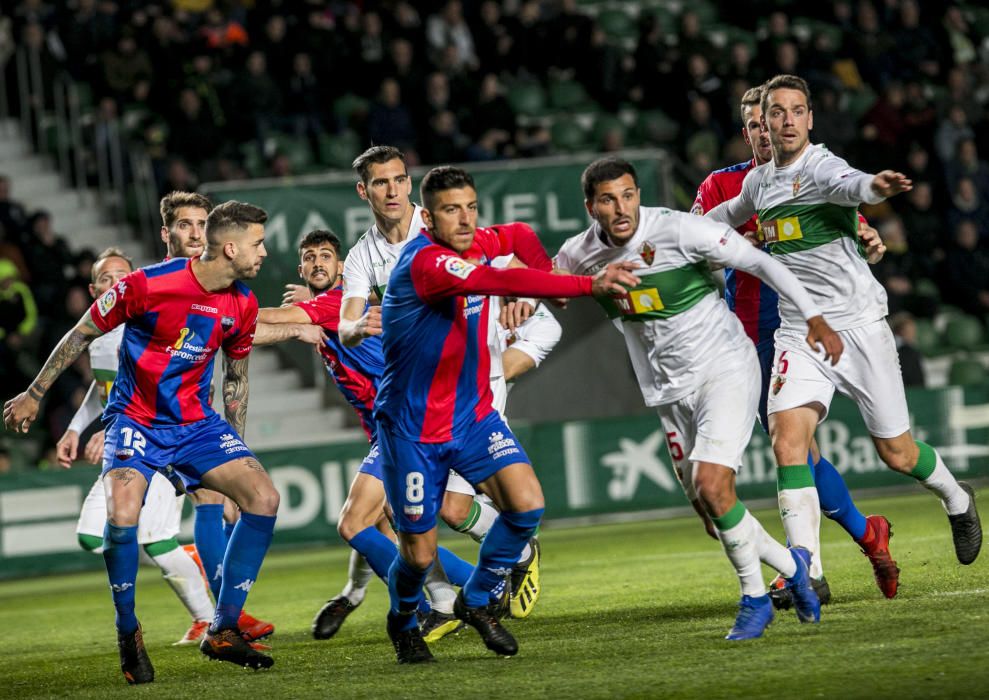 El Elche vence al Extremadura y se aleja de los puestos de descenso