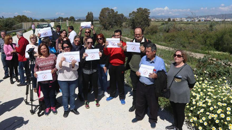 Protesta de vecinos junto al Guadalhorce el pasado mes de marzo por la presencia de mosquitos.