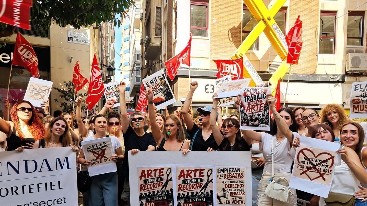 "Será la primera de muchas huelgas", claman en las calles de Murcia trabajadores de Women’secret, Springfield, Cortefiel, Pedro del Hierro y Fifty