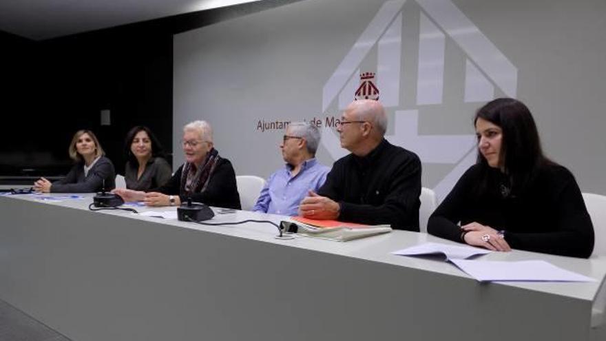 D&#039;esquerra a dreta, Rovira, Trujillo, Rosich, Pérez, Marcos i Royuela, a la presentació de la xerrada de demà