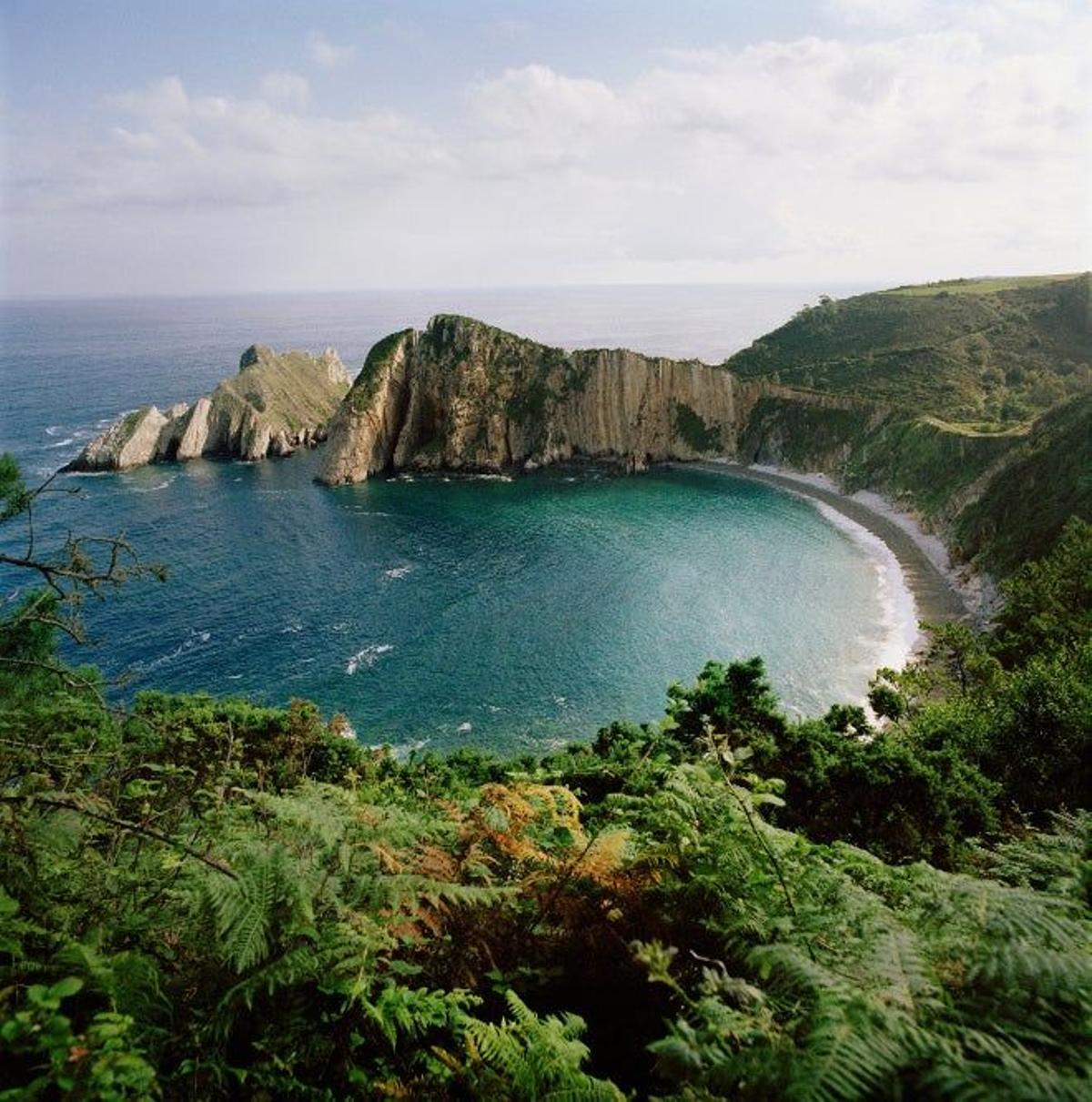 La Playa del Silencio, en Cudillero (Asturias), justo enfrente de la también interesante Playa de Gueirúa.