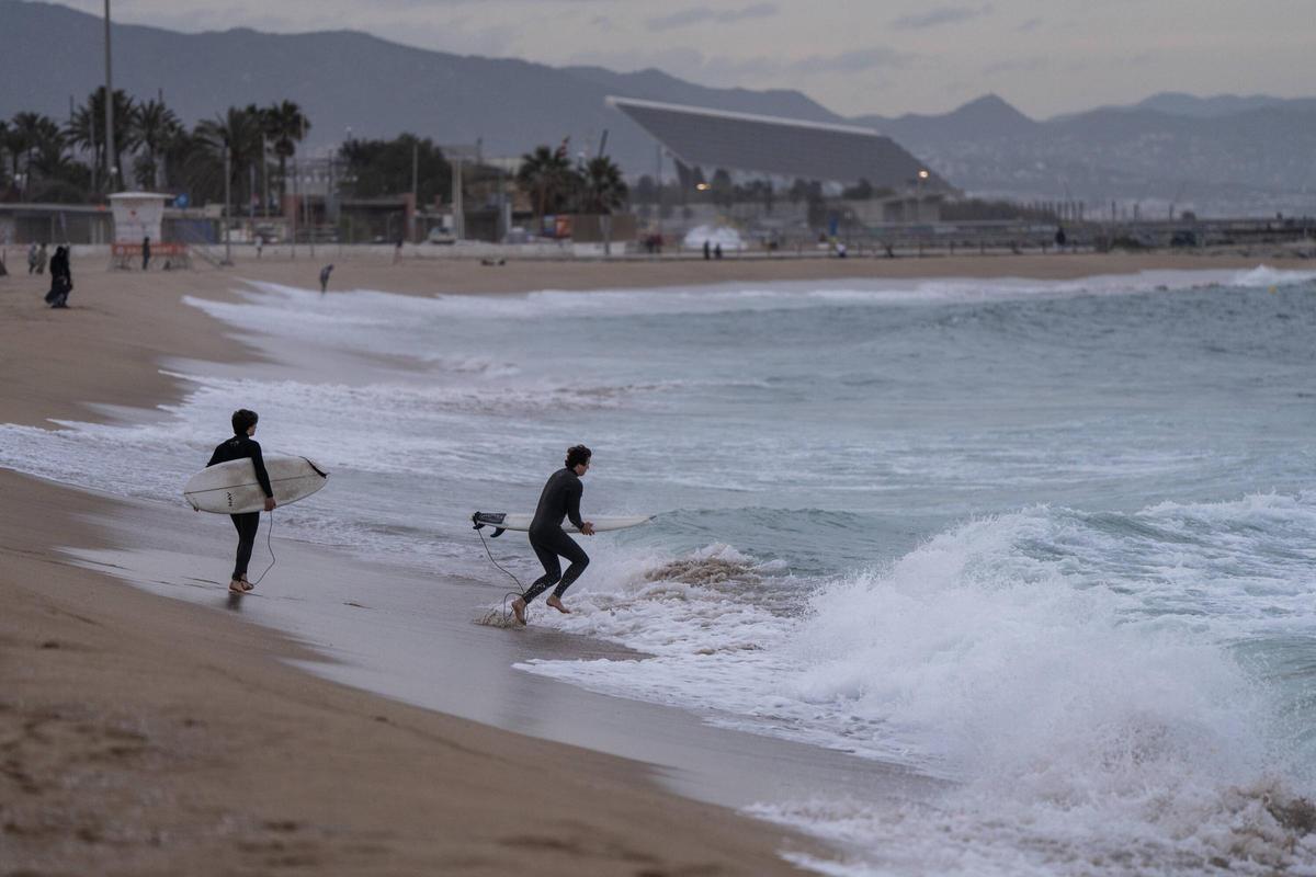 Fuerte oleaje en las playas de Barcelona