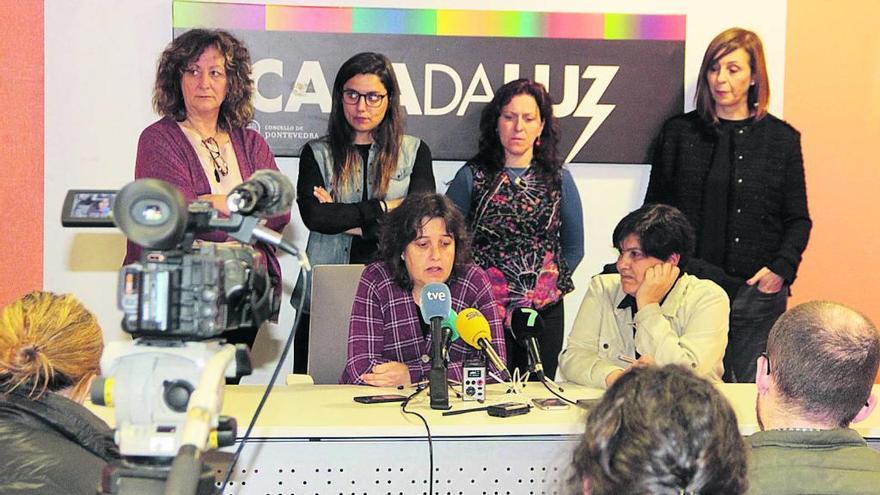 Margarita Dopico (sentada, izquierda), junto a la directora del Centro de Información á Muller del Concello de Pontevedra, Rosa Campos.