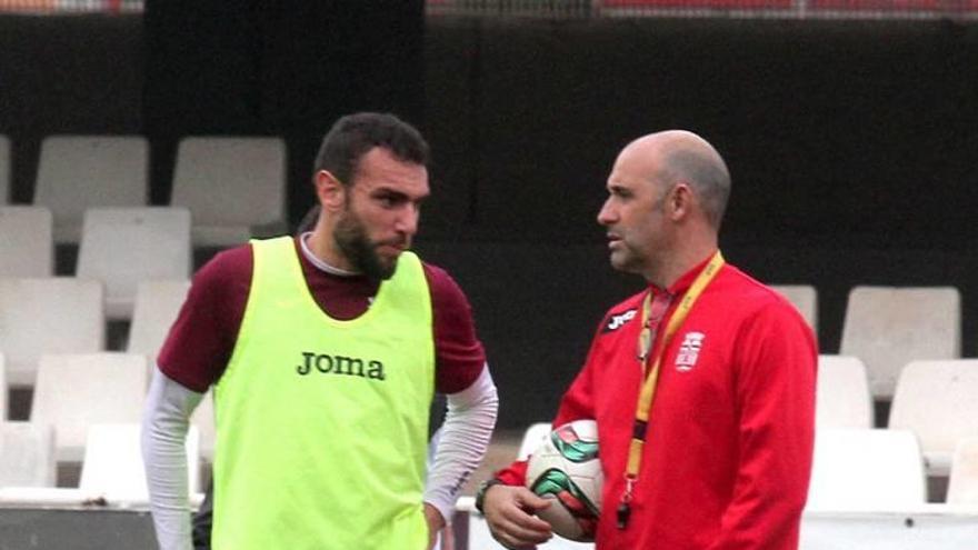 Alberto Monteagudo charla con Verdú durante un entrenamiento.