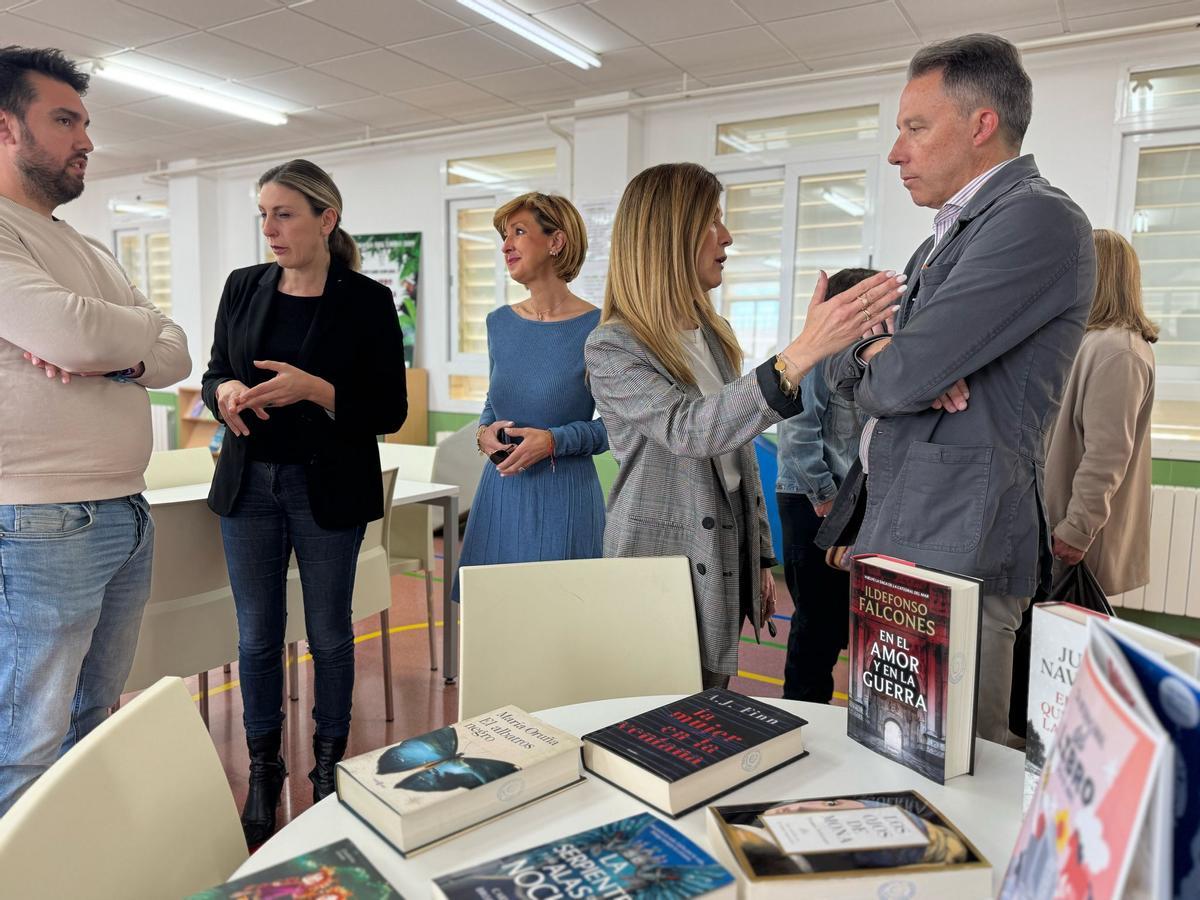 El alcalde durante la inauguración de la nueva biblioteca.