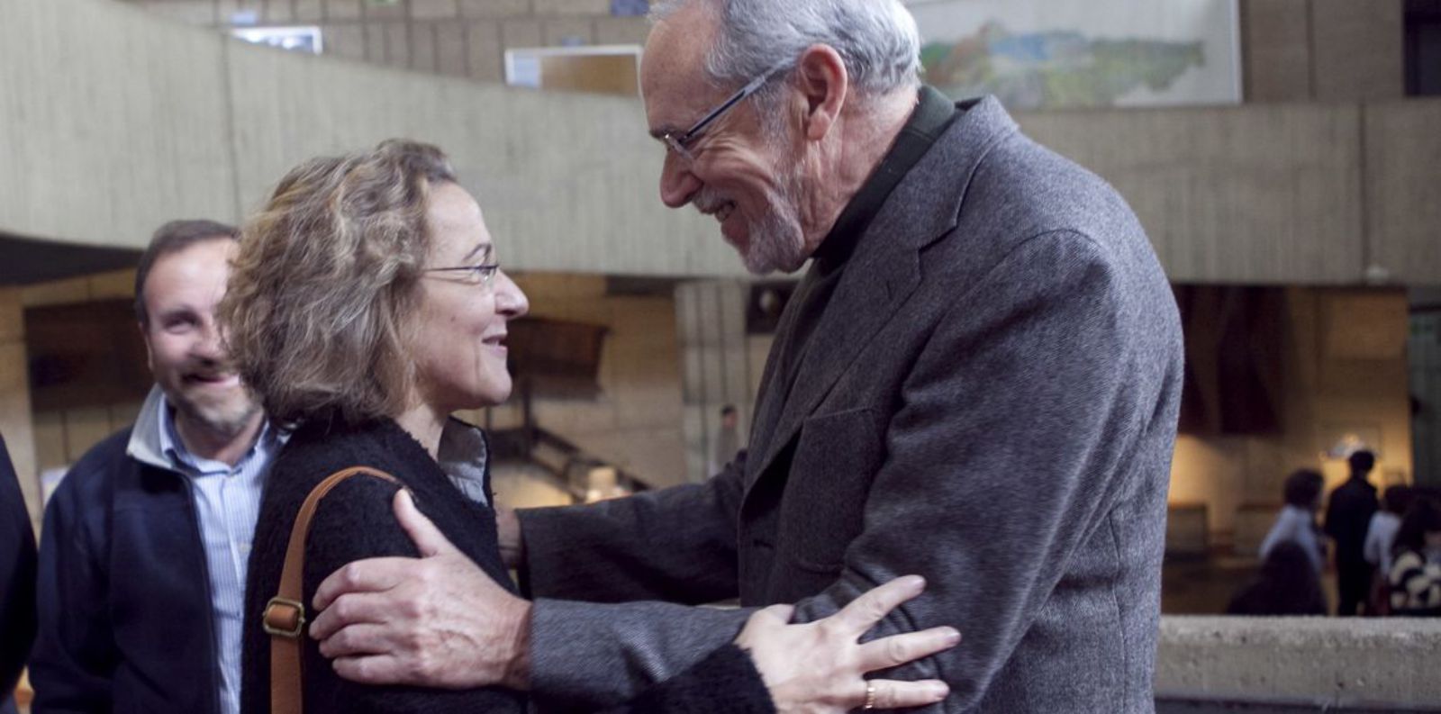 Paz de Andrés saluda a Alberto Marcos Vallaure durante el homenaje que le tributaron en 2013. 05.-Toma de posesión de Ignacio Villaverde como rector, en el patio del edificio histórico. Desde la izquierda, Vicente Gotor, Alberto Marcos Vallaure, Adrián Barbón, Ignacio Villaverde, Juan Vázquez, Santiago García Granda y Juan Sebastián López-Arranz.  |  LNE / NACHO OREJAS / MIKI LÓPEZ / IRMA COLLÍN