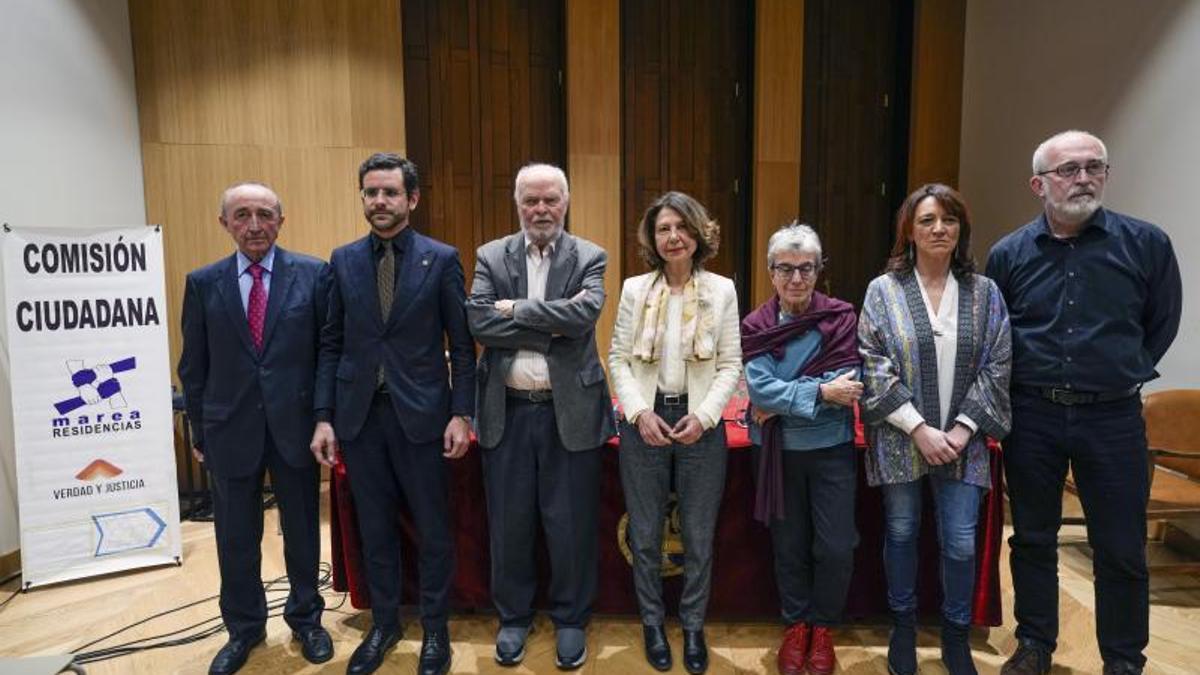 Investigadores de la Comisión Ciudadana por la Verdad promovida por familiares de los fallecidos en residencias de mayores en Madrid.