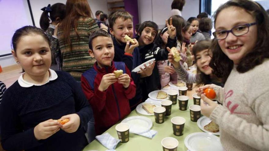 Alumnos del Xesús Golmar, durante el desayuno de ayer en el centro. // Bernabé/Luismy