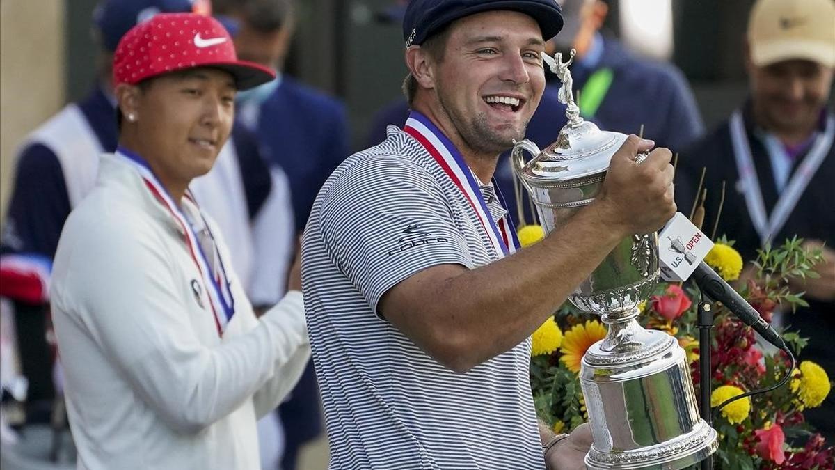 DeChambeau sujeta sonriente el trofeo que le acredita como ganador del US Open