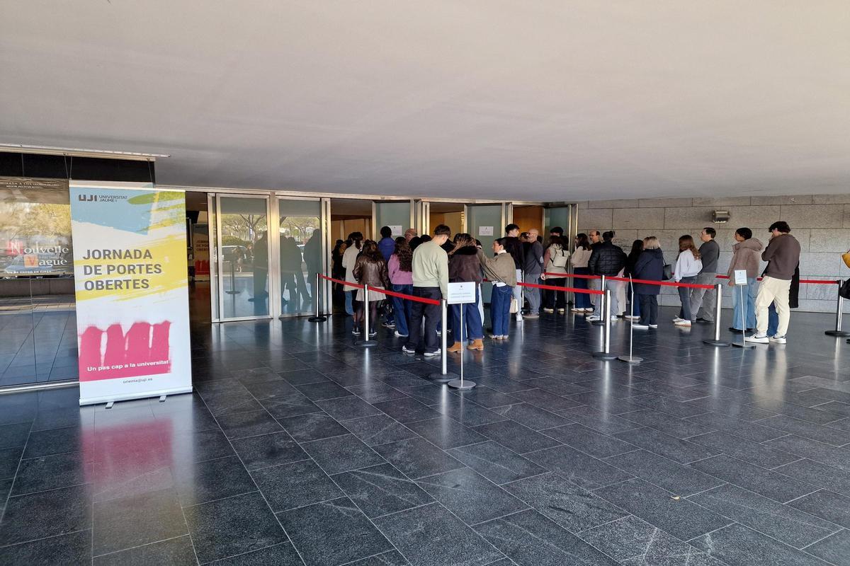 La Jornada de Portes Obertes «En família a l’UJI» mostra a 1.200 persones l’oferta formativa i les instal·lacions i serveis del campus La Jornada de Portes Obertes «En família a l’UJI» mostra a 1.200 persones l’oferta formativa i les instal·lacions i serveis del campus